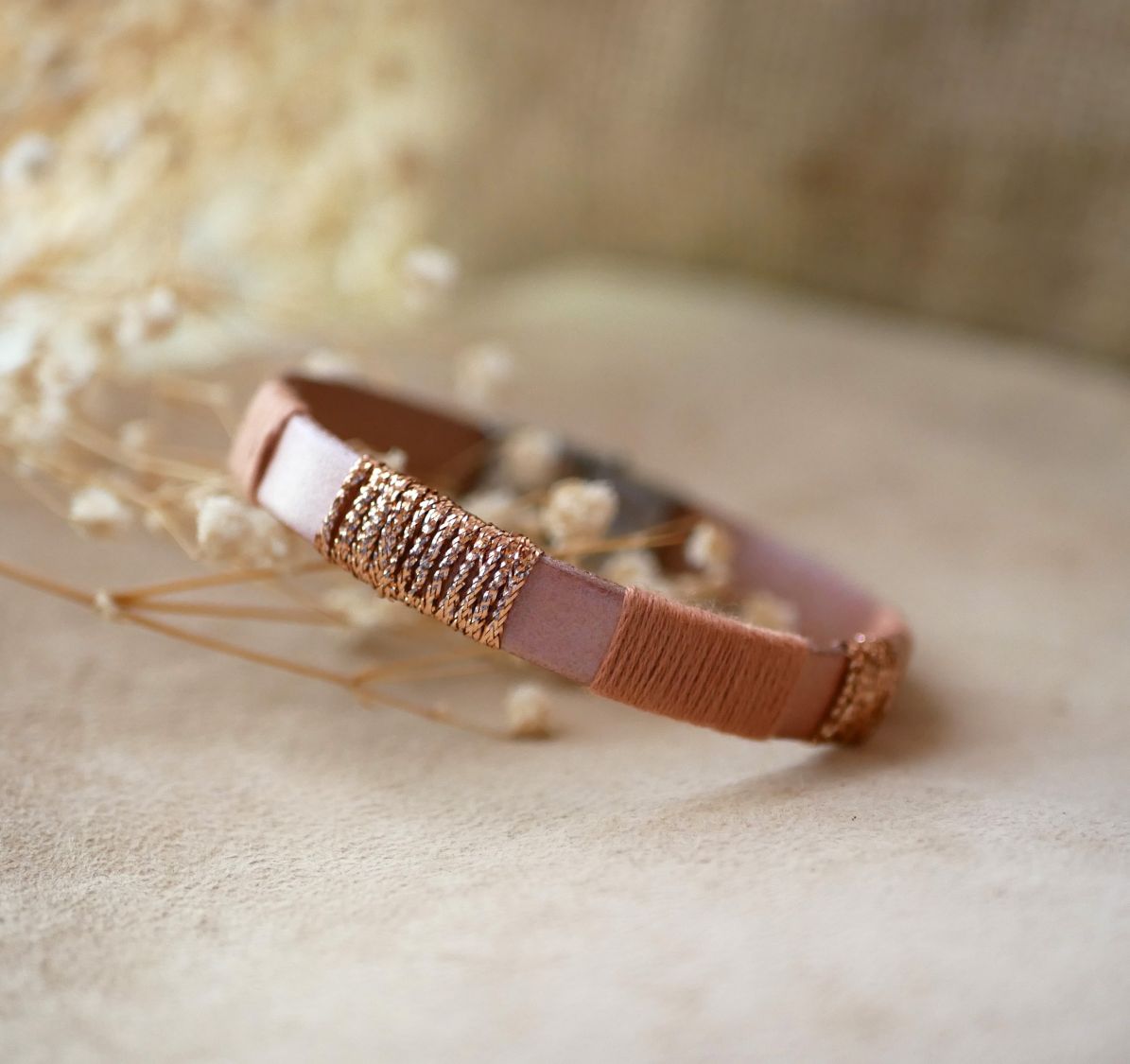 Bracelet en cuir femme rose poudr&eacute; et tiss&eacute;