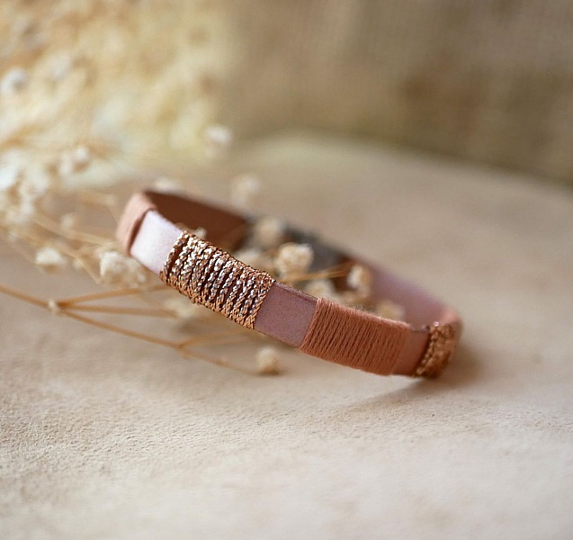 Bracelet en cuir femme rose poudr&eacute; et tiss&eacute;
