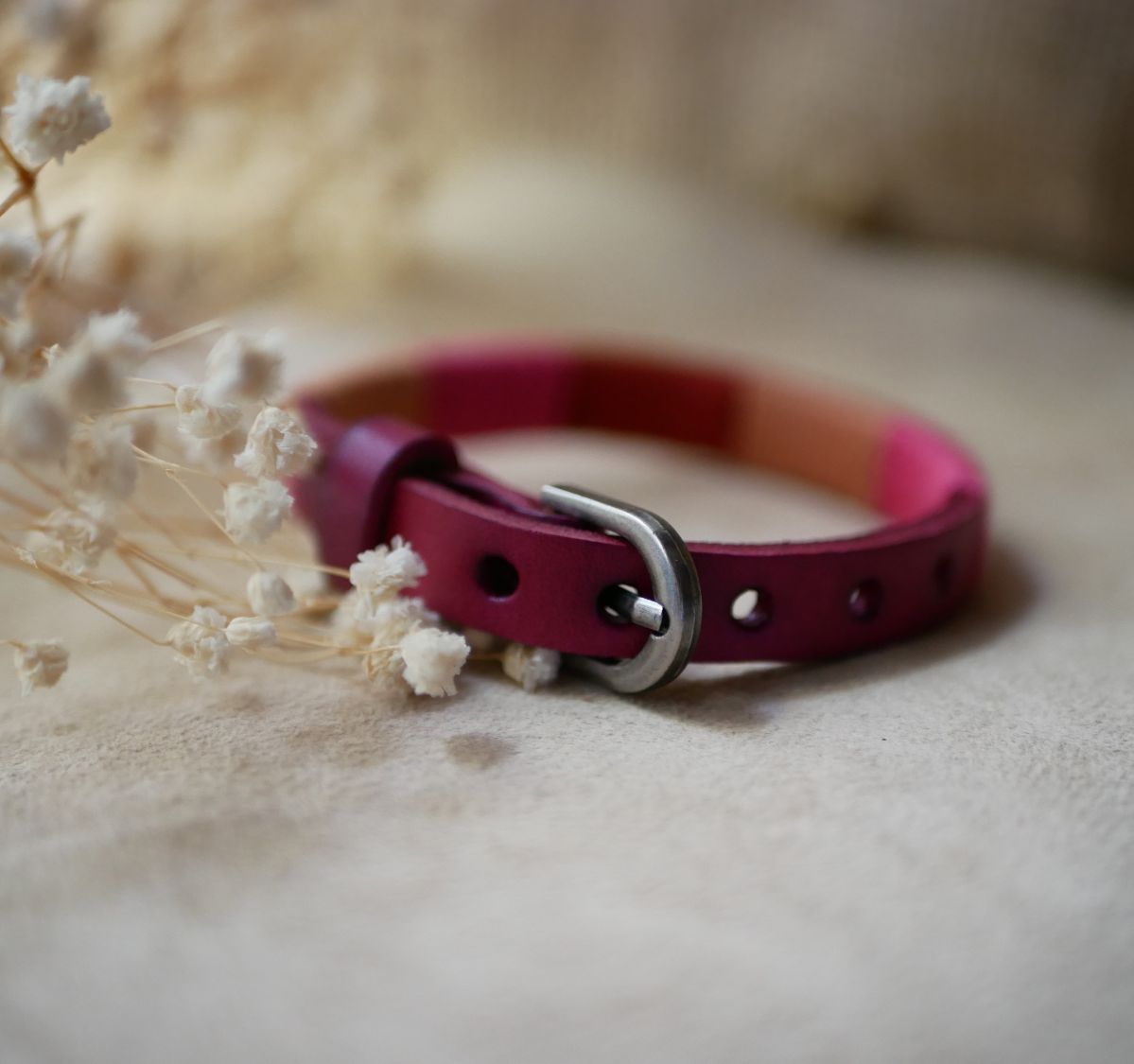 Bracelet en cuir fuchsia style boh&egrave;me tiss&eacute; de fils de coton tons p&ecirc;ches et roses