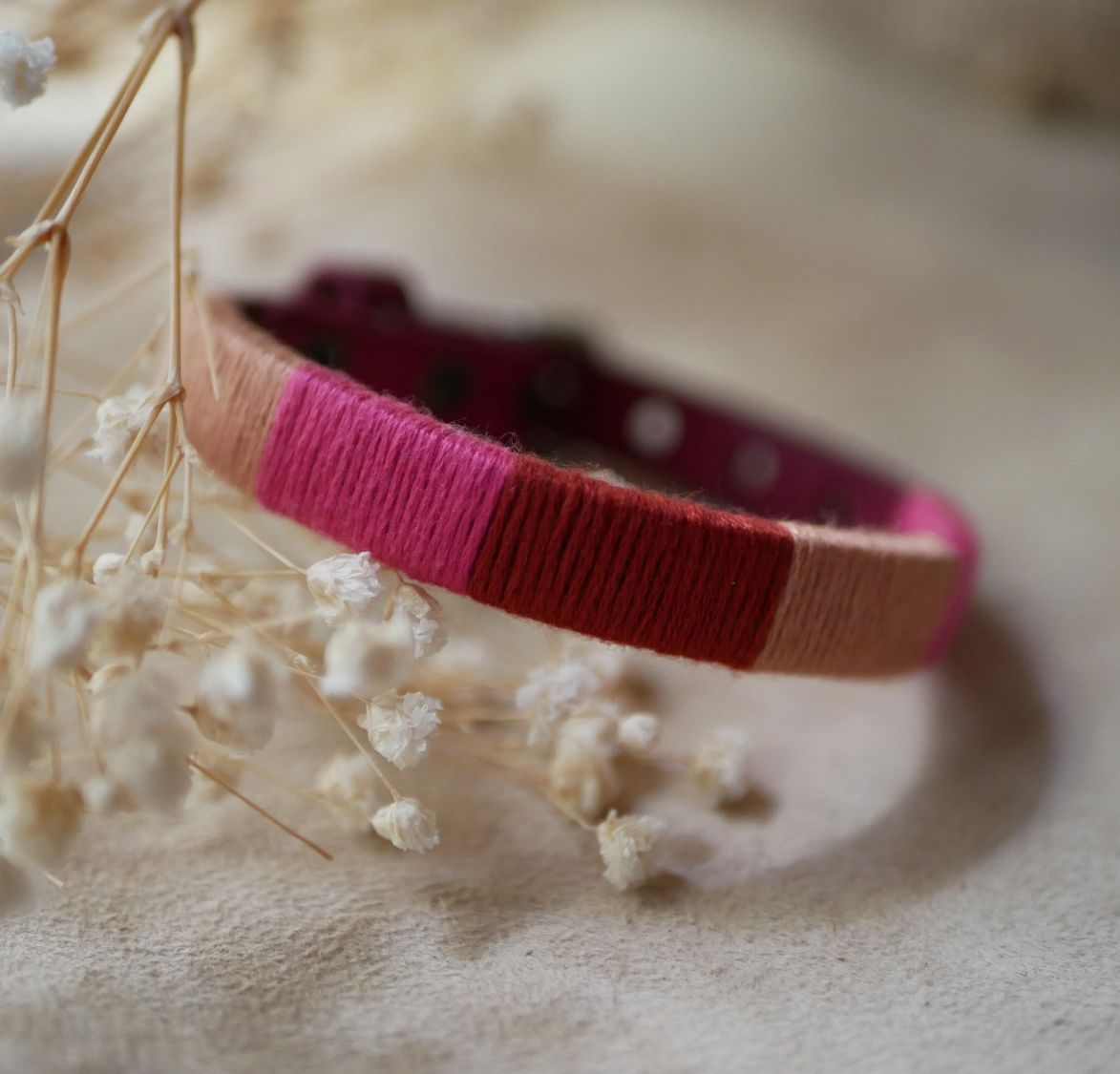 Bracelet en cuir fuchsia style boh&egrave;me tiss&eacute; de fils de coton tons p&ecirc;ches et roses