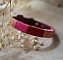 Bracelet en cuir fuchsia style boh&egrave;me tiss&eacute; de fils de coton tons p&ecirc;ches et roses