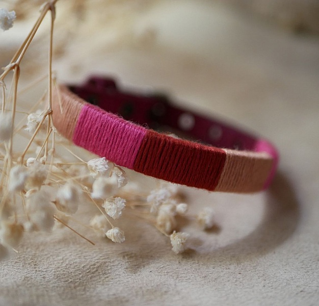 Bracelet en cuir fuchsia style boh&egrave;me tiss&eacute; de fils de coton tons p&ecirc;ches et roses