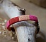 Bracelet en cuir fuchsia style boh&egrave;me tiss&eacute; de fils de coton tons p&ecirc;ches et roses