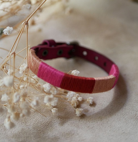 Bracelet en cuir fuchsia style boh&egrave;me tiss&eacute; de fils de coton tons p&ecirc;ches et roses