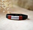 Bracelet homme en cuir noir, tissage bicolore rouge et argenté.