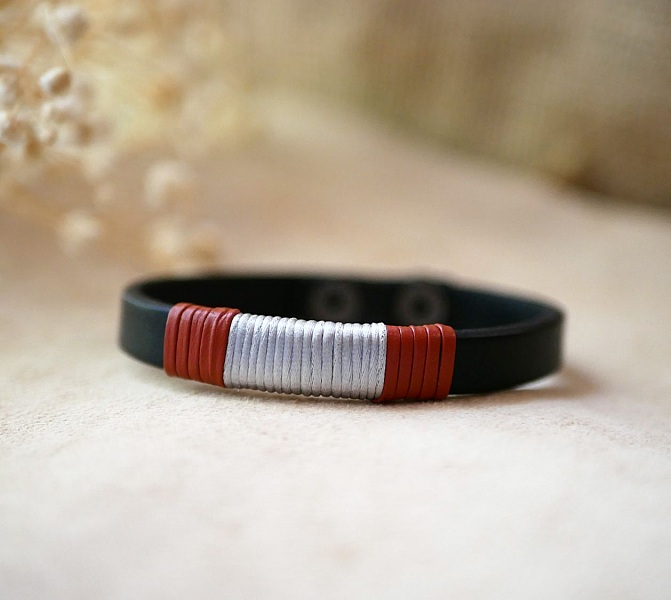 Bracelet homme en cuir noir, tissage bicolore rouge et argenté.