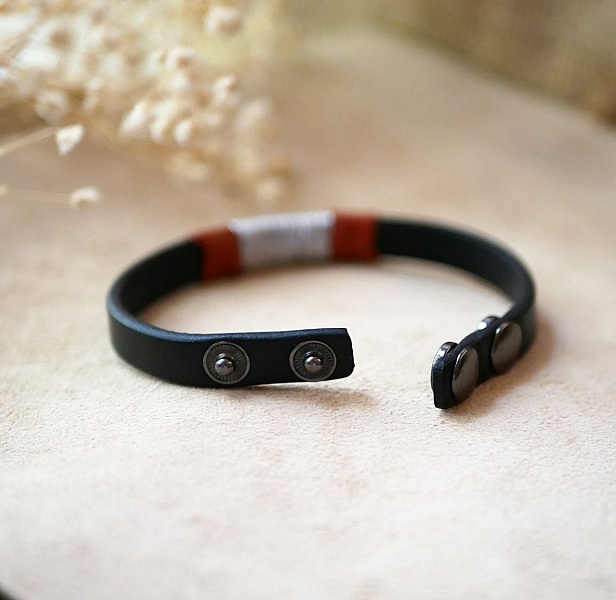 Bracelet homme en cuir noir, rouge et coton argenté.