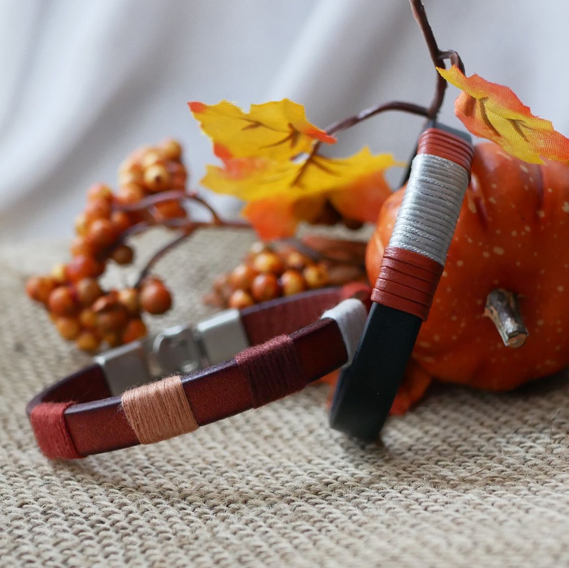 Bracelet homme artisanal en cuir tissé bicolore et coton.