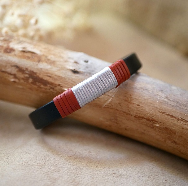 Bracelet homme en cuir noir, rouge et coton argenté.
