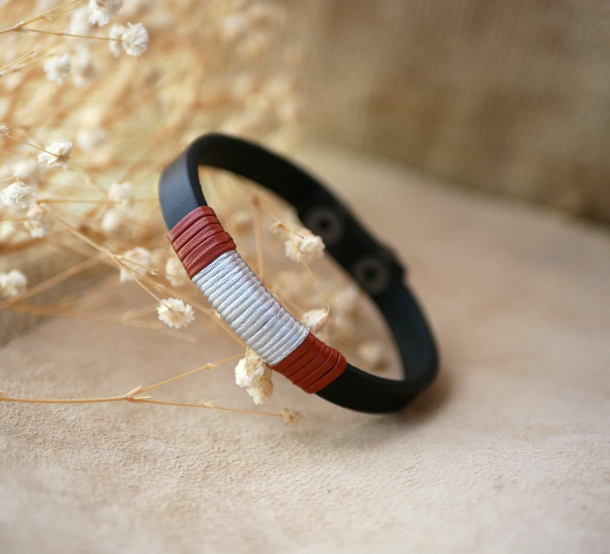 Bracelet homme en cuir noir, tissé rouge et argenté.