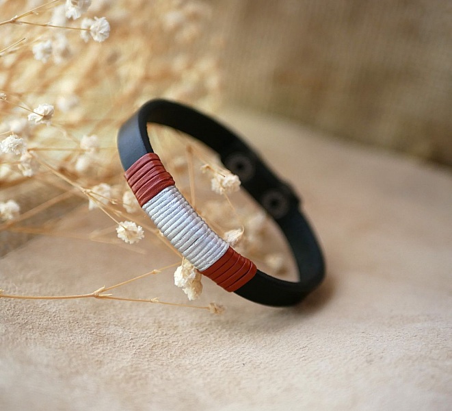Bracelet homme en cuir noir, tissé rouge et argenté.
