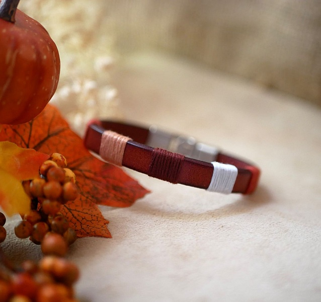 Bracelet homme en cuir marron avec tissage coton artisanal.