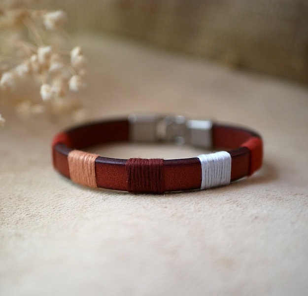 Bracelet homme en cuir marron avec tissage coton artisanal.