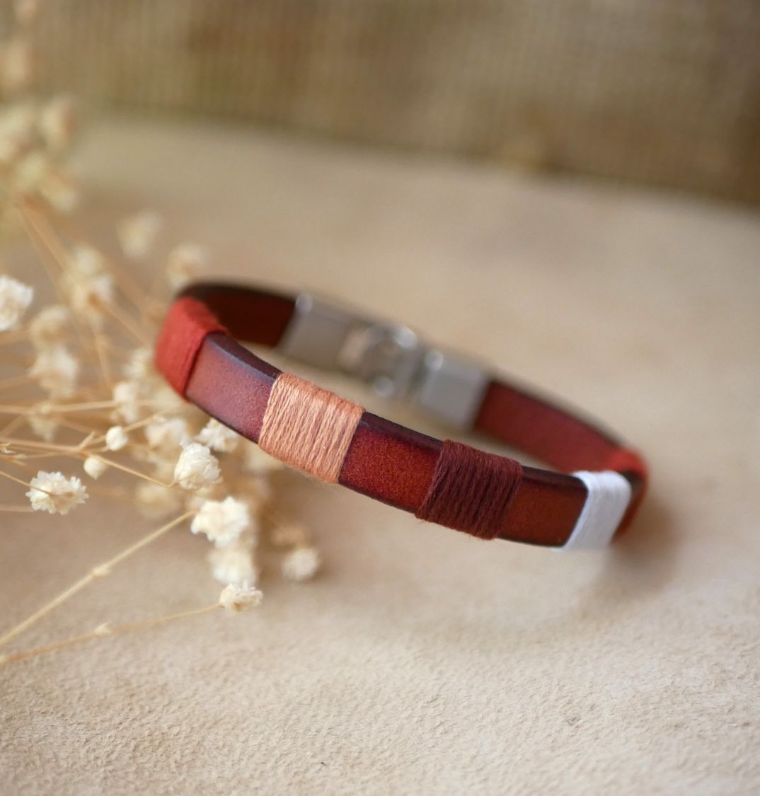 Bracelet homme en cuir marron avec tissage coton artisanal.