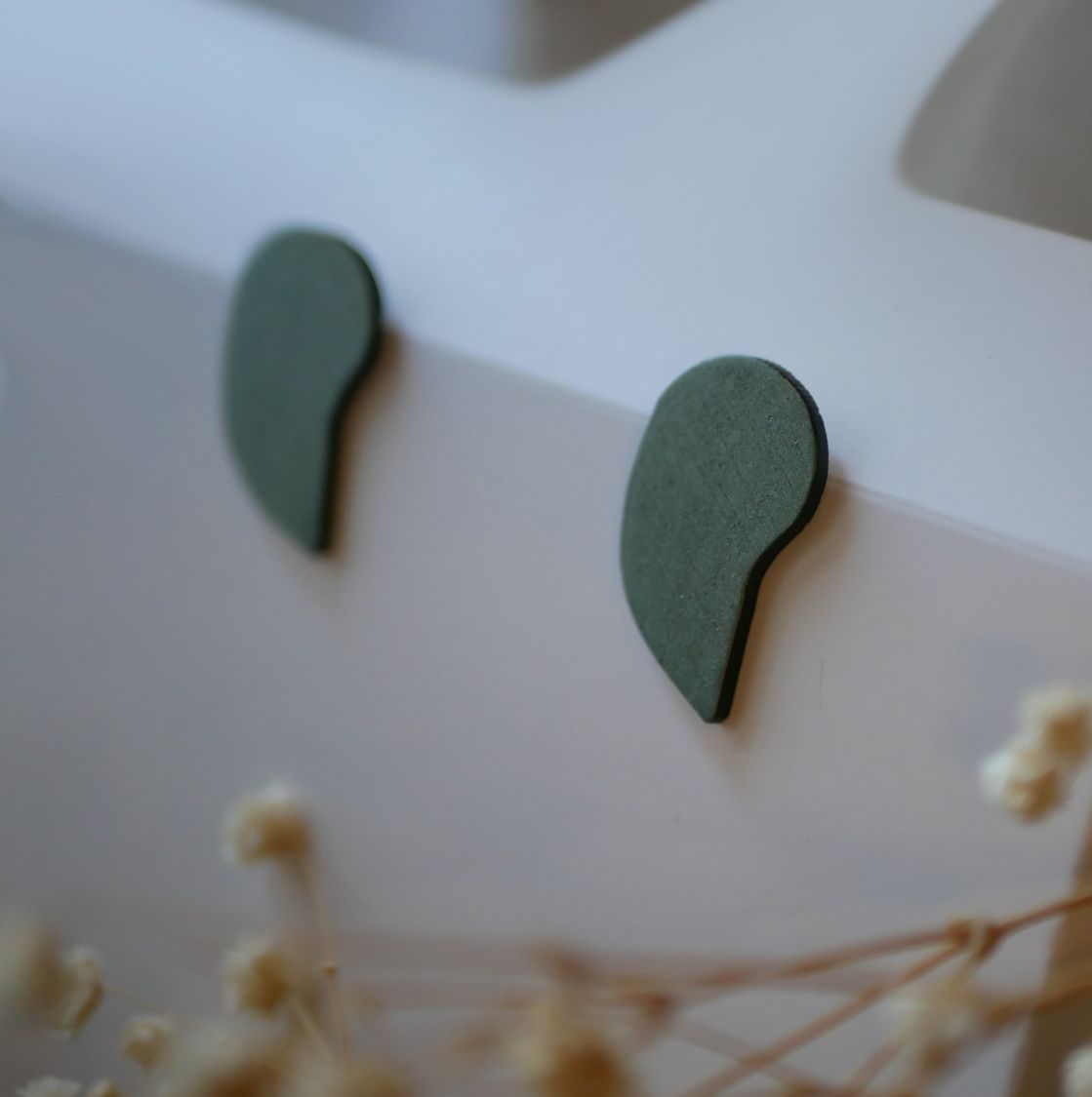 Puces d'oreilles graphiques en bois vert de gris m&eacute;tallis&eacute;