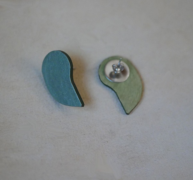 Puces d'oreilles graphiques en bois vert de gris m&eacute;tallis&eacute;