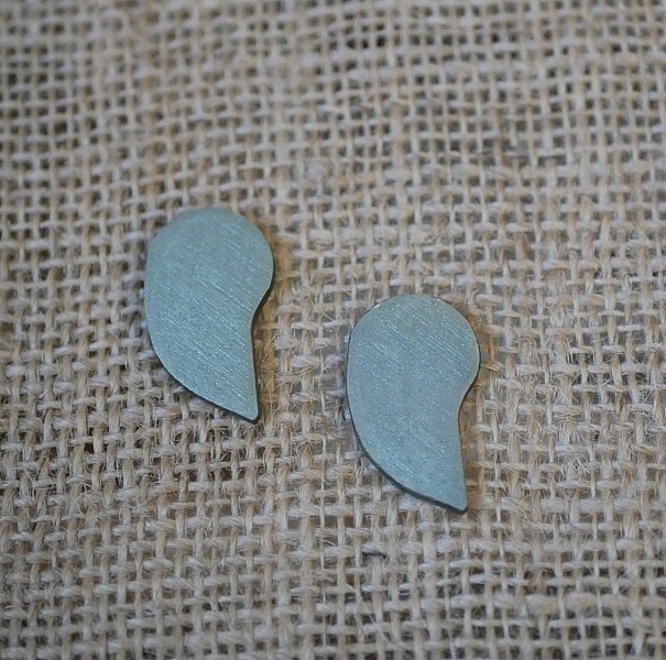 Puces d'oreilles graphiques en bois vert de gris m&eacute;tallis&eacute;
