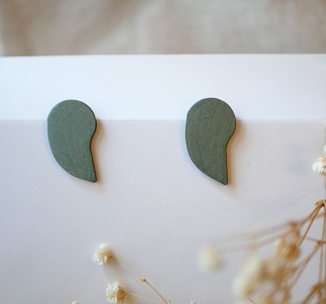 Puces d'oreilles graphiques en bois vert de gris m&eacute;tallis&eacute;