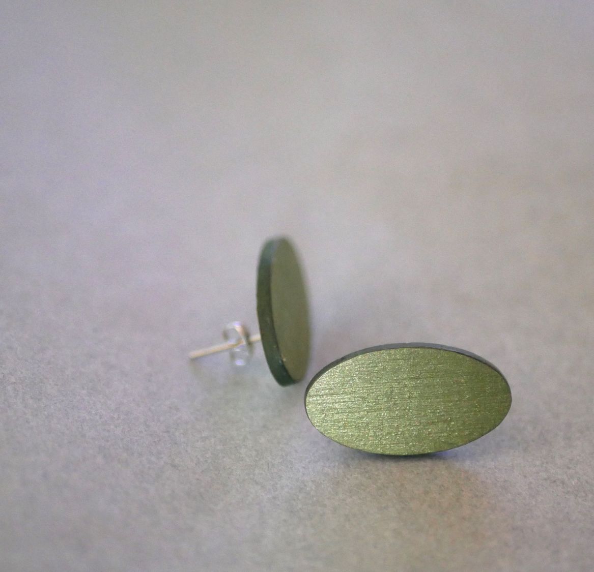 Puces d'oreilles ovales en bois peint en duo de verts effet m&eacute;talis&eacute;