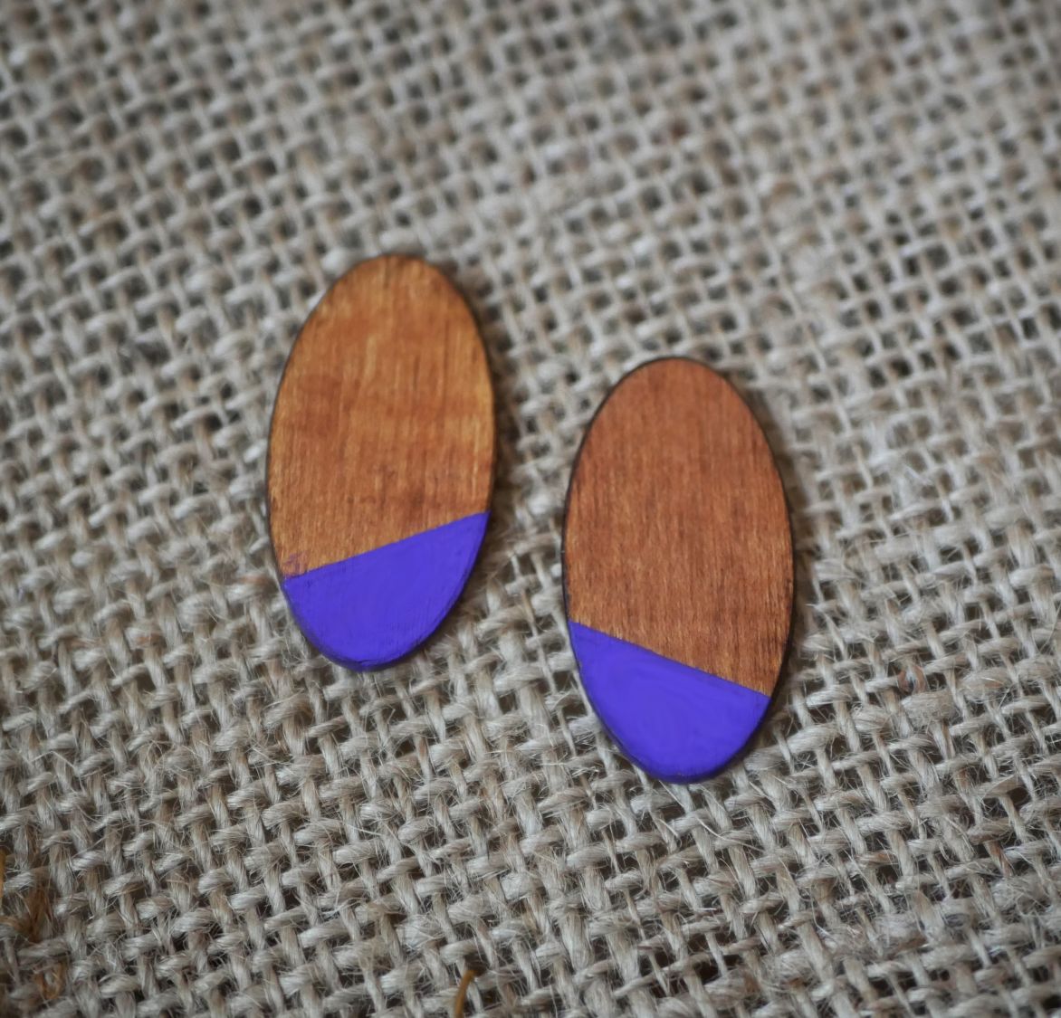 Puces d'oreilles grands ovales en bois merisier et violet 