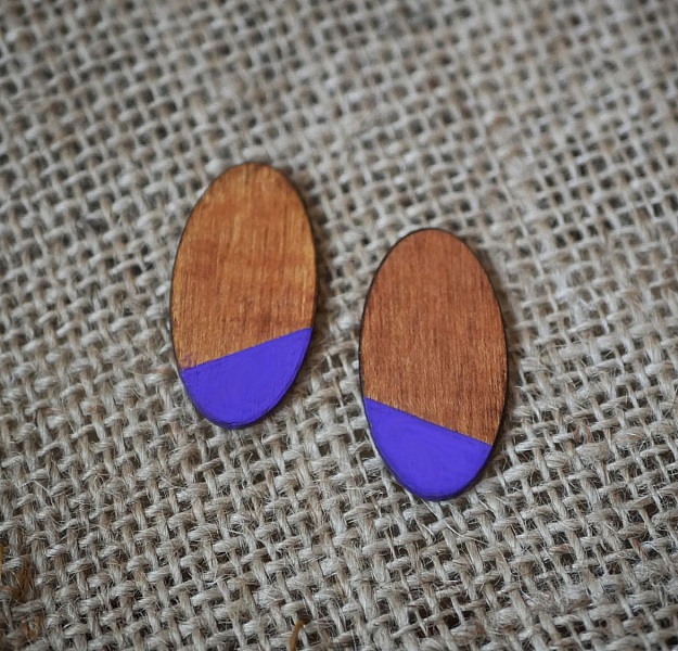 Puces d'oreilles grands ovales en bois merisier et violet 