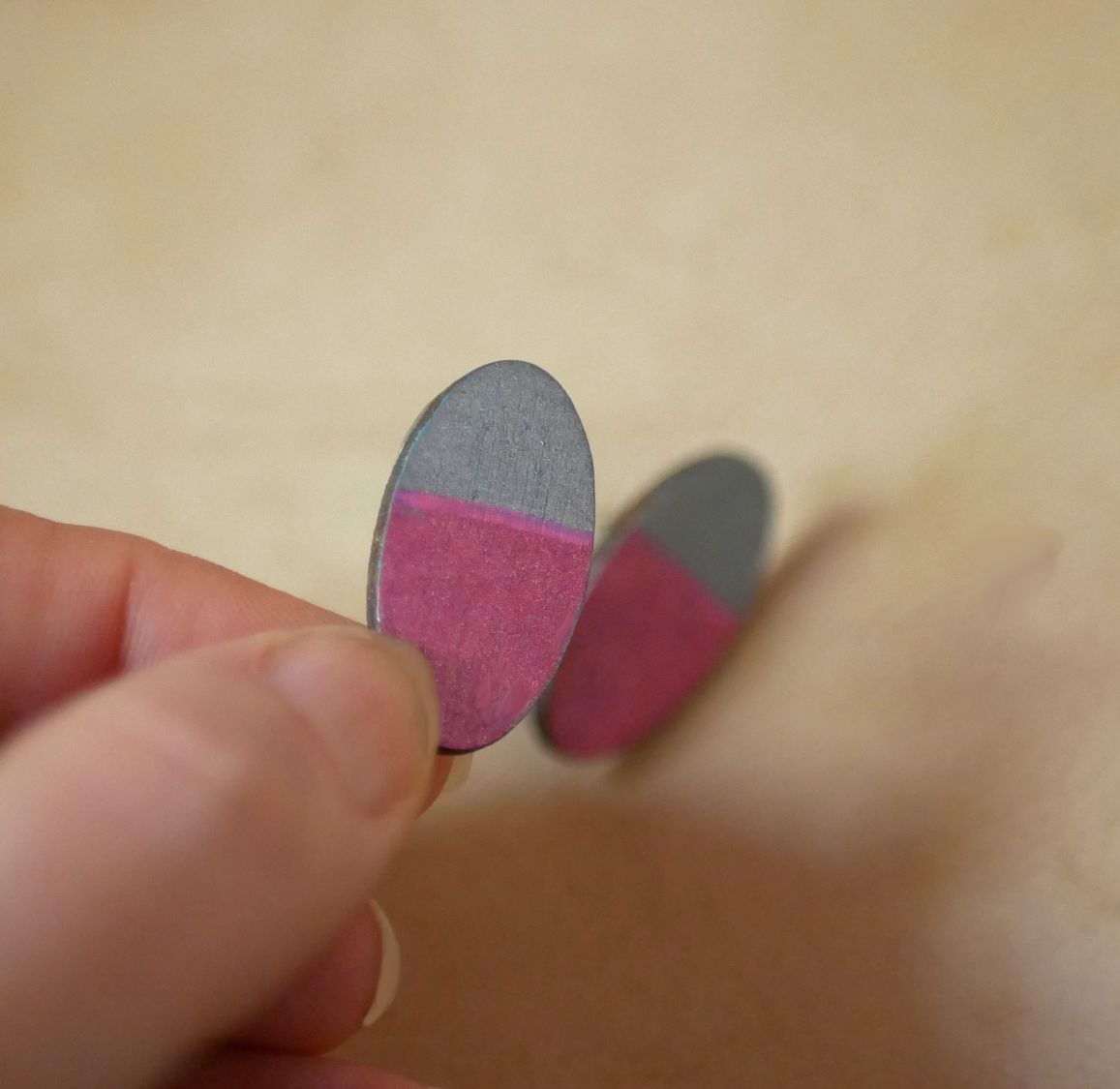 Puces d'oreilles ovales en bois peint en duo fuchsia et gris effet m&eacute;tallis&eacute;
