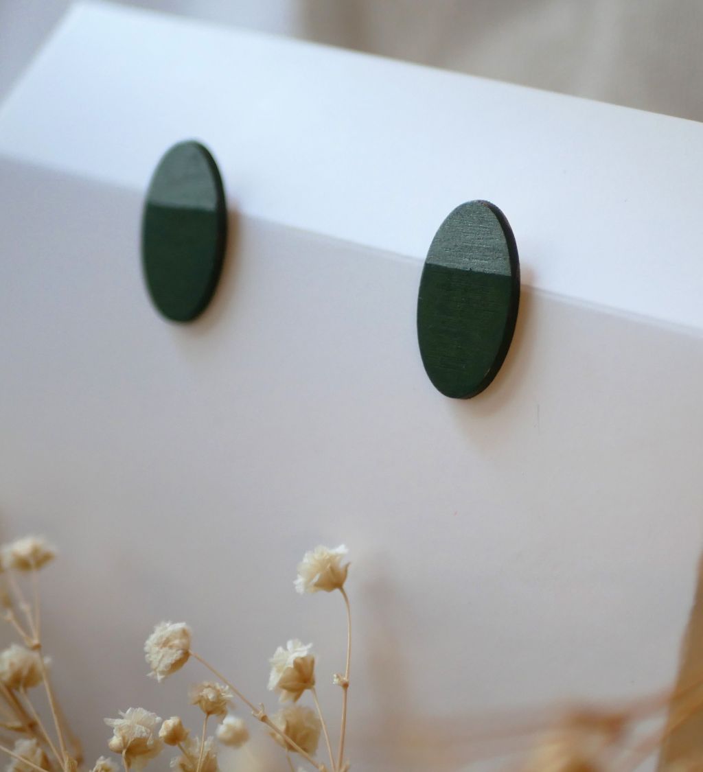 Puces d'oreilles ovales en bois peint en duo vert et gris effet m&eacute;tallis&eacute;