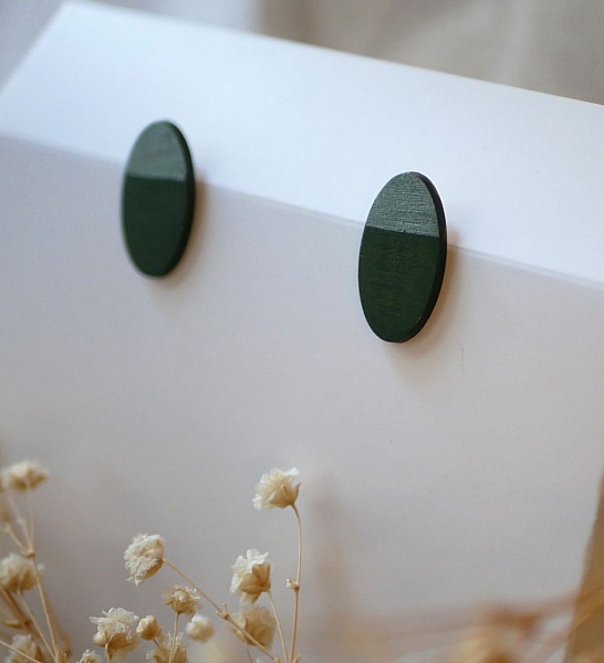 Puces d'oreilles ovales en bois peint en duo vert et gris effet m&eacute;tallis&eacute;