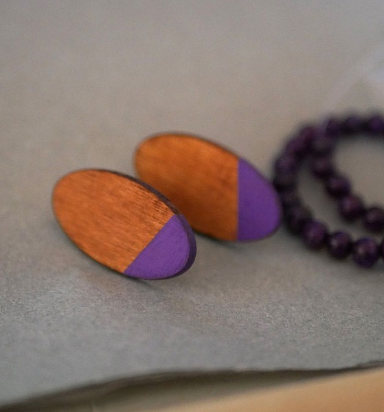 Puces d'oreilles grands ovales en bois merisier et violet 
