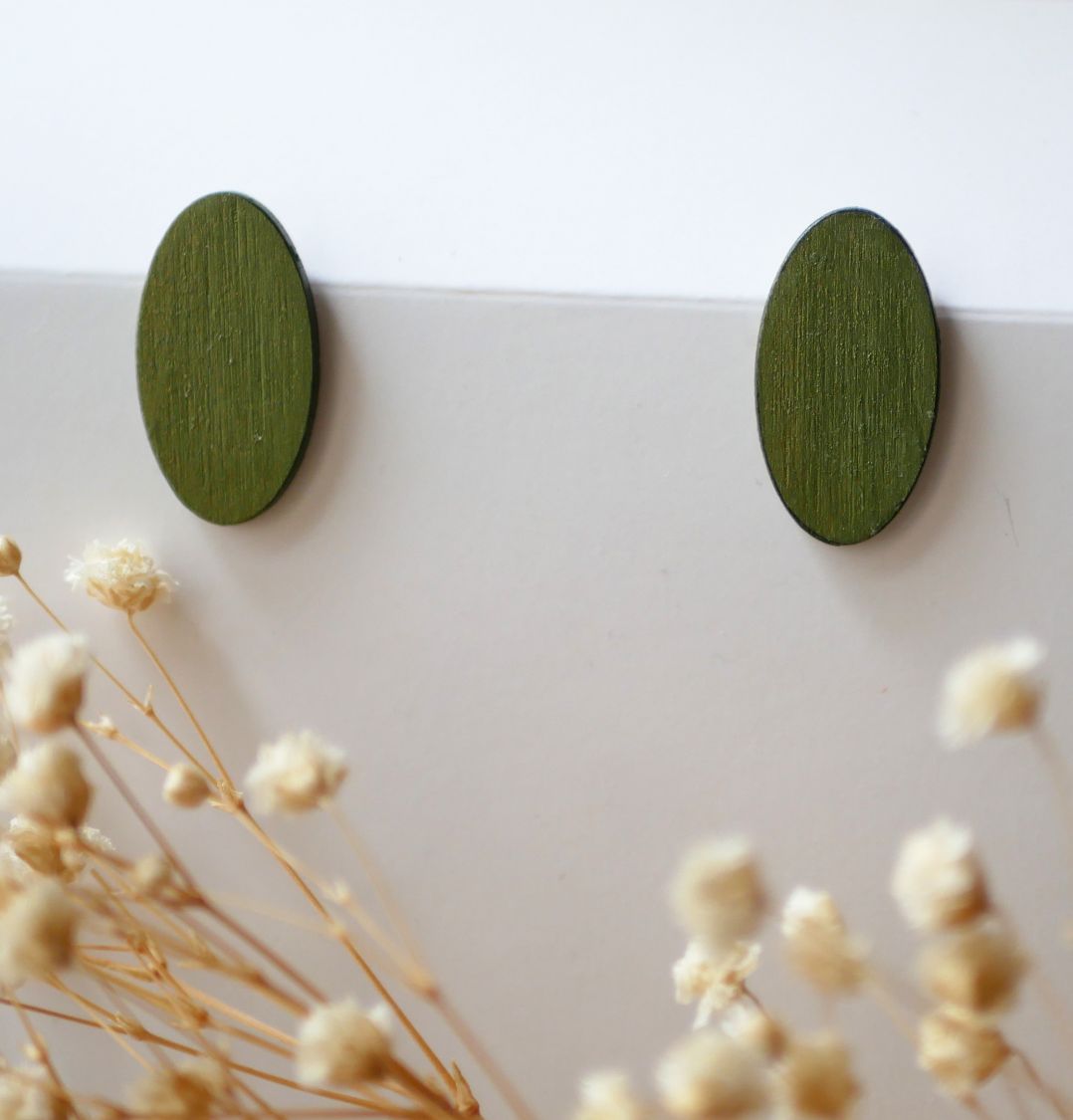 Puces d'oreilles ovales en bois peint en duo de verts effet m&eacute;talis&eacute;