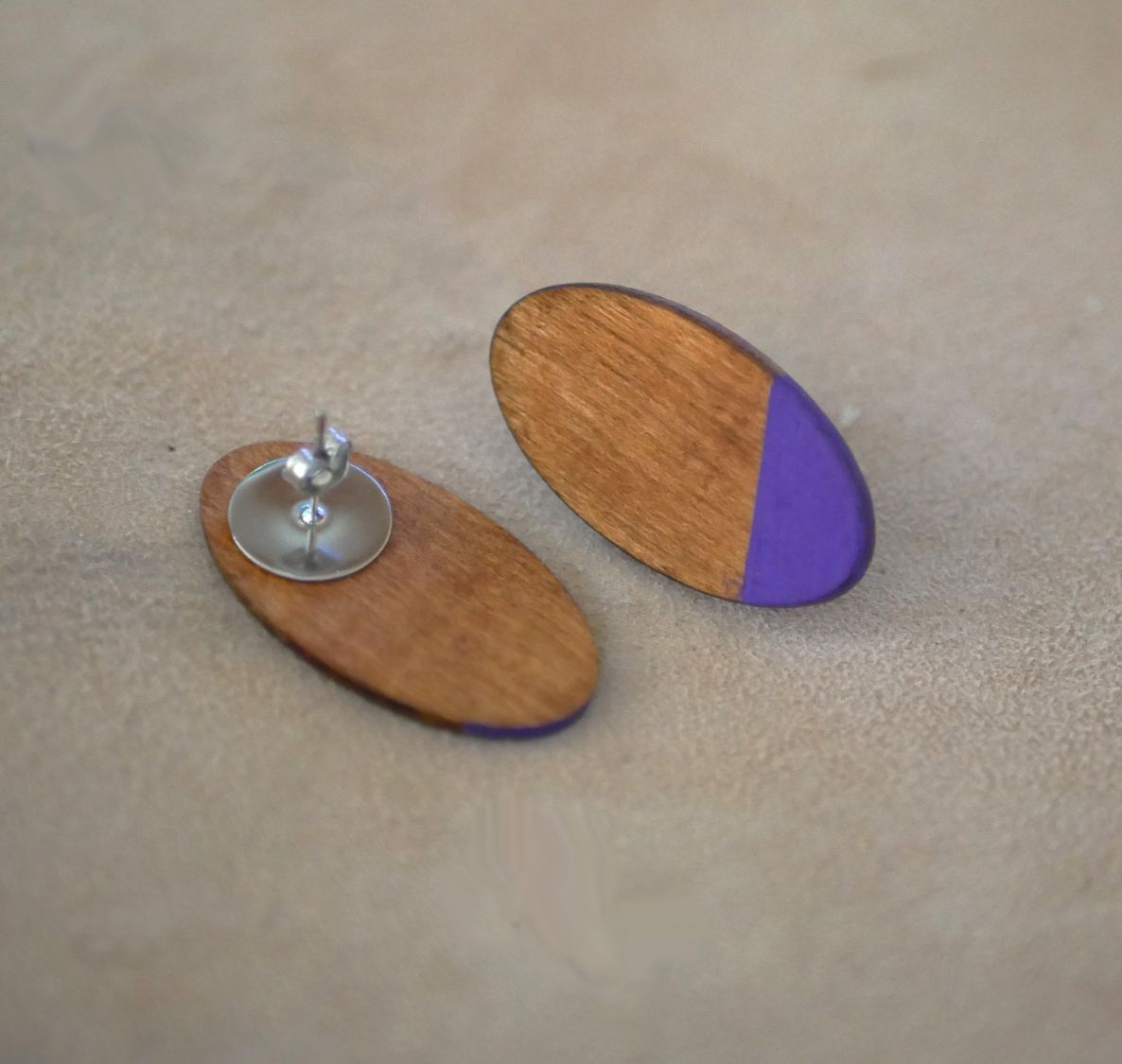 Puces d'oreilles grands ovales en bois merisier et violet 
