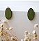 Puces d'oreilles ovales en bois peint en duo de verts effet m&eacute;talis&eacute;