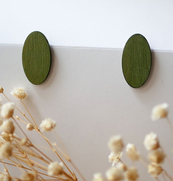 Puces d'oreilles ovales en bois peint en duo de verts effet m&eacute;talis&eacute;