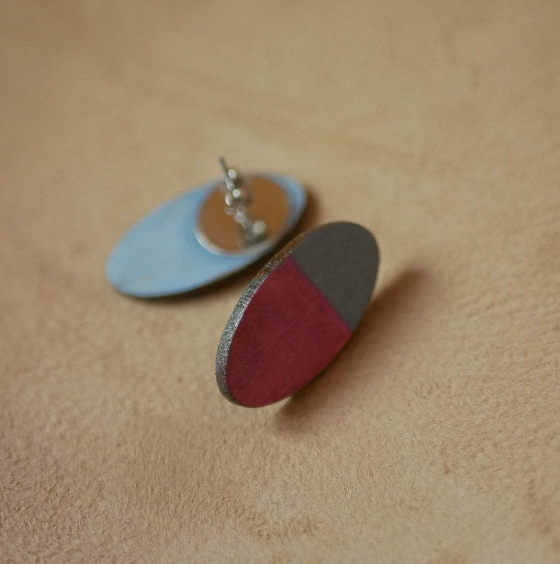 Puces d'oreilles ovales en bois peint en duo fuchsia et gris effet m&eacute;tallis&eacute;