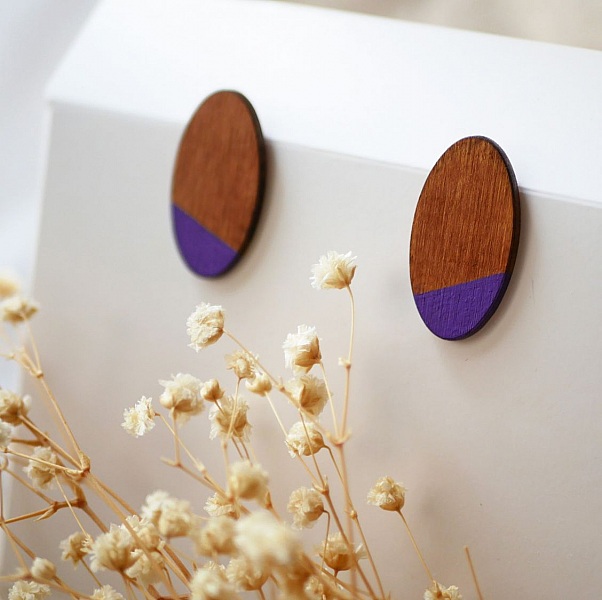 Puces d'oreilles grands ovales en bois merisier et violet 