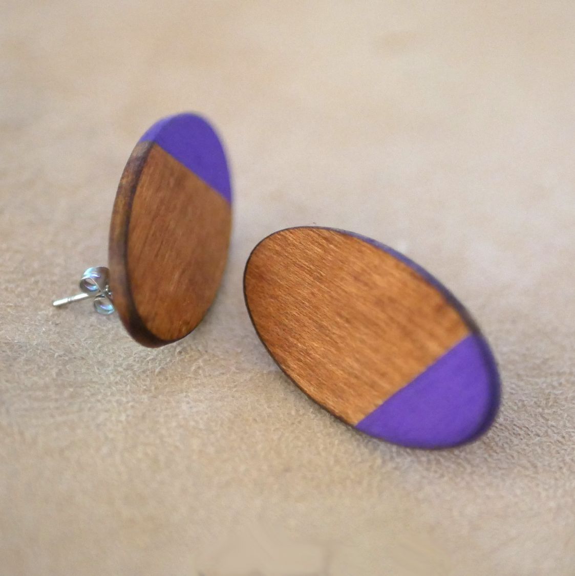 Puces d'oreilles grands ovales en bois merisier et violet 