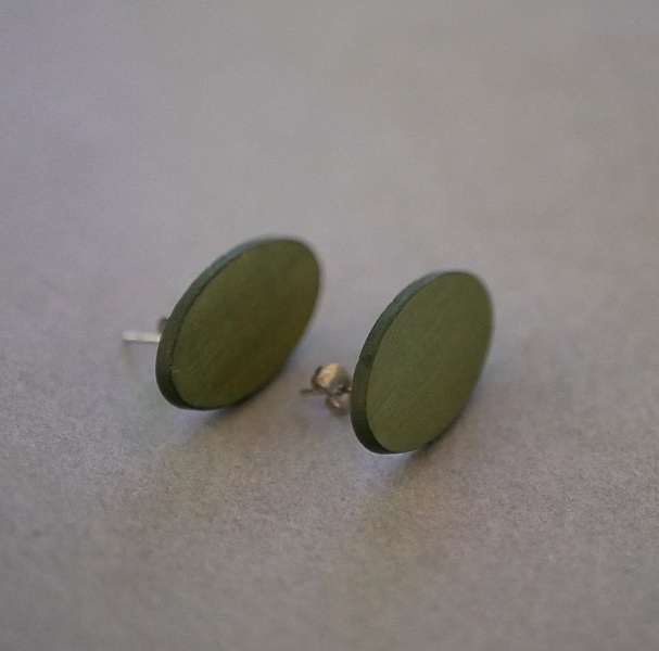 Puces d'oreilles ovales en bois peint en duo de verts effet m&eacute;talis&eacute;