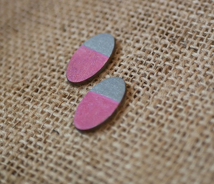 Puces d'oreilles ovales en bois peint en duo fuchsia et gris effet m&eacute;tallis&eacute;