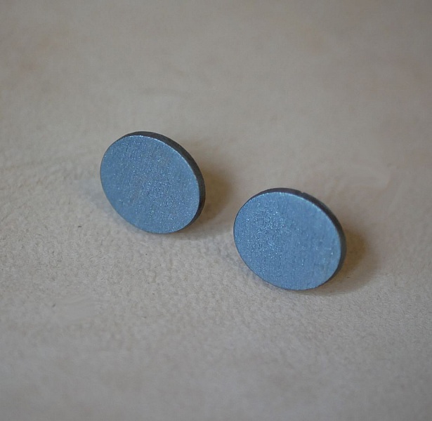Puces d'oreilles ovales en bois peint gris effet métallisé.