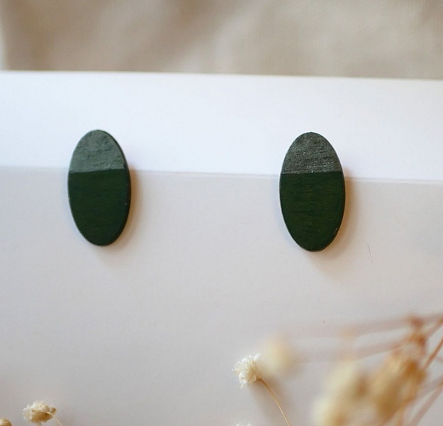Puces d'oreilles ovales en bois peint en duo vert et gris effet m&eacute;tallis&eacute;