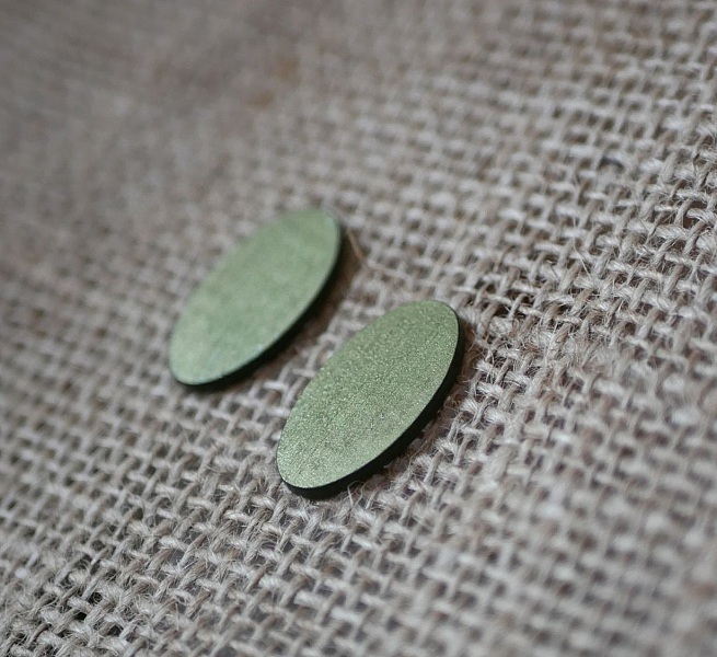 Puces d'oreilles ovales en bois peint en duo de verts effet m&eacute;talis&eacute;