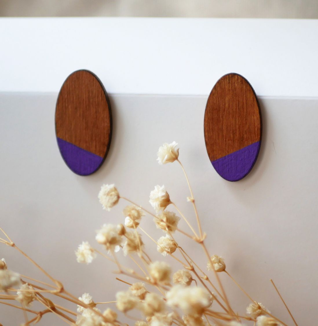 Puces d'oreilles grands ovales en bois merisier et violet 