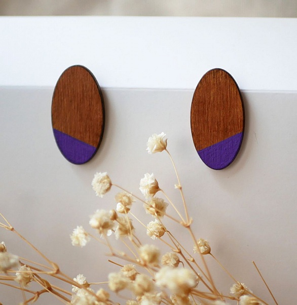 Puces d'oreilles grands ovales en bois merisier et violet 