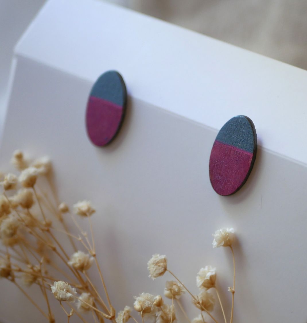 Puces d'oreilles ovales en bois peint en duo fuchsia et gris effet m&eacute;tallis&eacute;