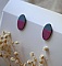Puces d'oreilles ovales en bois peint en duo fuchsia et gris effet m&eacute;tallis&eacute;