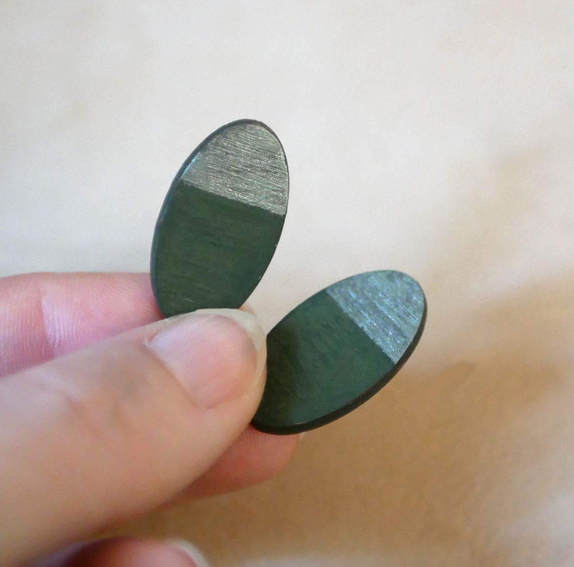 Puces d'oreilles ovales en bois peint en duo vert et gris effet m&eacute;tallis&eacute;