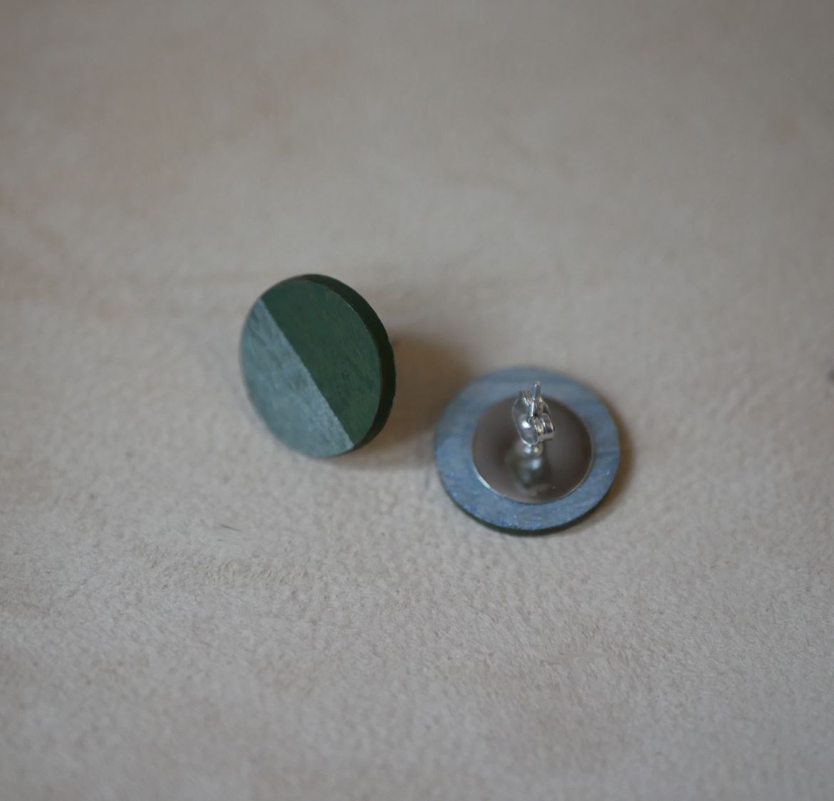 Puces d'oreilles rond en bois peint vert fonc&eacute; et gris effet m&eacute;tallis&eacute;