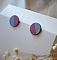 Puces d'oreilles rond en bois peint en duo gris et fuchsia effet m&eacute;tallis&eacute;