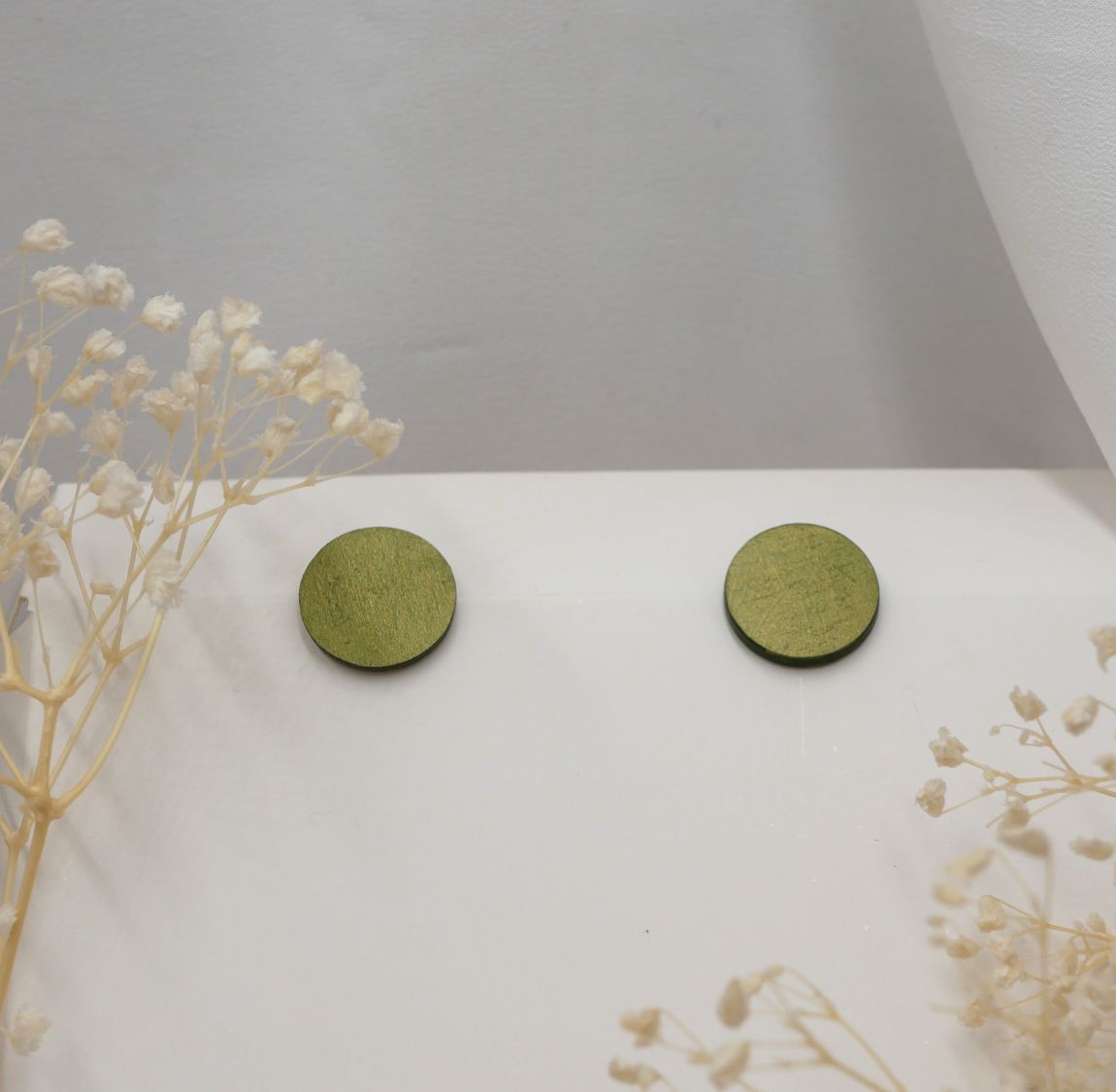 Puces d'oreilles rond en bois peint en vert effet m&eacute;tallis&eacute;