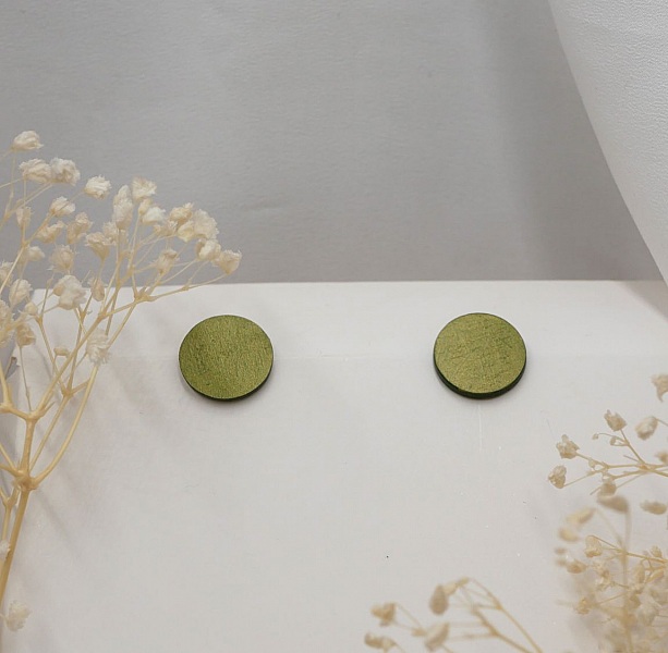 Puces d'oreilles rond en bois peint en vert effet m&eacute;tallis&eacute;